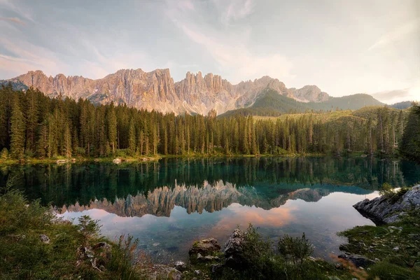 Lago Carezza Nas Dolomitas Itália Durante Pôr Sol Pós Processados — Fotografia de Stock