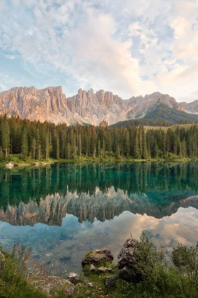Lake Carezza Dolomieten Italië Tijdens Zonsondergang Post Verwerkt Met Behulp — Stockfoto