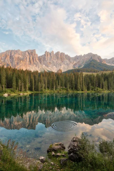 Lake Carezza Dolomieten Italië Tijdens Zonsondergang Post Verwerkt Met Behulp — Stockfoto
