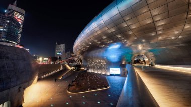 Güney Kore, Seul 'deki Dongdaemun Tasarım Plaza, Kasım 2021' de çekildi, pozlama parantezi kullanılarak işlendi.