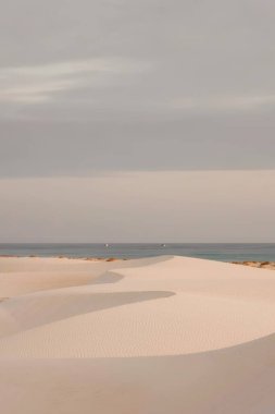 Kasım 2021 'de Socotra, Yemen' in güney kıyısı boyunca kum tepecikleri çekildi.