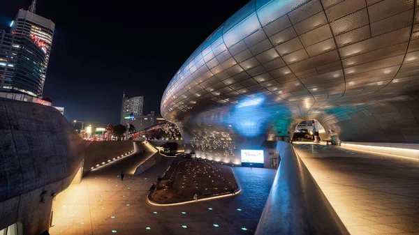 Güney Kore, Seul 'deki Dongdaemun Tasarım Plaza, Kasım 2021' de çekildi, pozlama parantezi kullanılarak işlendi.