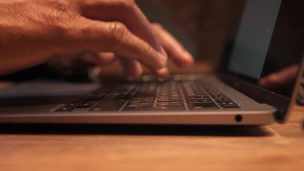 Primer plano de las manos escribiendo en el ordenador portátil, hombre negro africano trabajando desde casa — Vídeos de Stock
