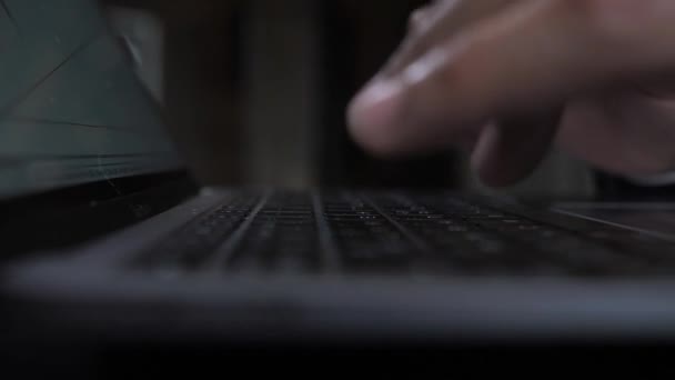 Närbild händer skriva på datorn laptop, afrikansk svart man som arbetar hemifrån — Stockvideo