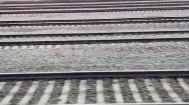 Yüksek hızlı bir trenin hareket halindeki rayların görüntüsü