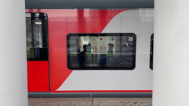 RÚSSIA, Moscou - 10 de outubro de 2021: Ferrovias russas, um trem chamado engolir — Vídeo de Stock