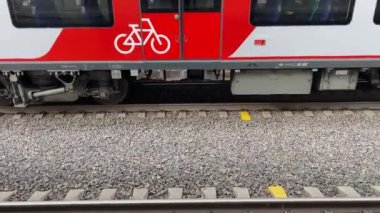 RUSSIA, Moskova - 10 Ekim 2021: Rus demiryolları, Kırlangıç adlı bir tren