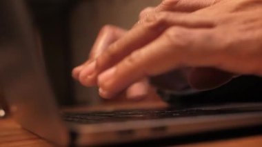 Bilgisayarda daktilo eden yakın çekim elleri, evde çalışan Afrikalı siyahi adam.