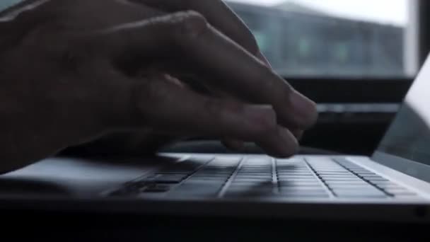 Gros plan mains dactylographiant sur ordinateur portable, homme noir africain travaillant à la maison — Video