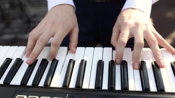 Руки играют на фортепианной электронной клавиатуре с цифровыми часами. Концепция студии звукозаписи — стоковое видео