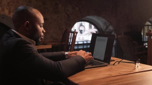 Black Businessman 사용하는 노트북 데이터 주식 시장 분석, 주식 거래 온라인 — 비디오