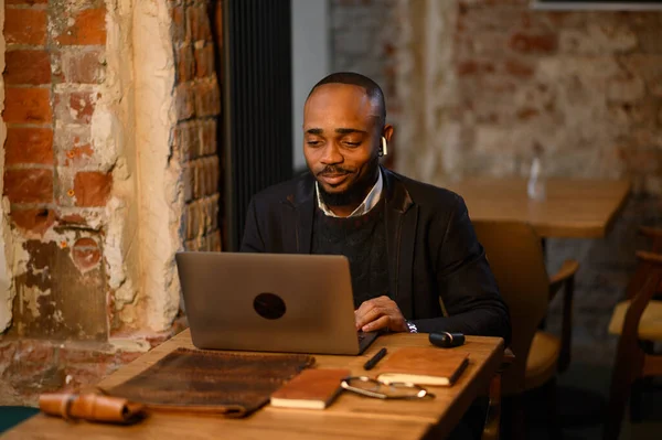 Um jovem aspirante a investidor afro-americano trabalha em um computador, analisa o mercado de valores mobiliários — Fotografia de Stock