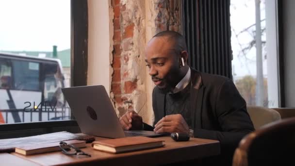 Genç bir Afro-Amerikalı yatırımcı bilgisayarda çalışıyor, hisse senedi piyasasını analiz ediyor. — Stok video