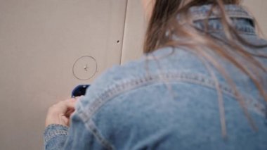 Genç kadın elektrikçi. Genç bir kadın dairesinde tamirat yapıyor.