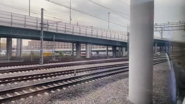 Vista de los carriles durante el movimiento de un tren de alta velocidad — Vídeos de Stock