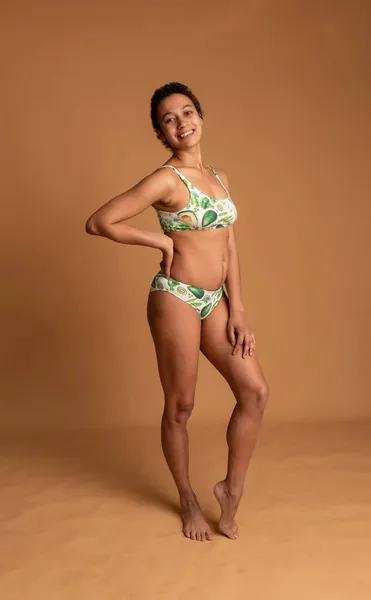 Afro-Amerikaanse vrouw in lingerie poseren op een roze achtergrond. lichaam positief — Stockfoto
