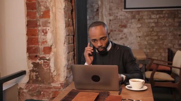 Pewny siebie młody Afrykanin patrzeć na konferencji wideo kamery dzwoniąc w biurze, szczęśliwy mieszane wyścig przedsiębiorca rozmowy robi online video czat wywiad praca siedzieć w recepcji — Wideo stockowe