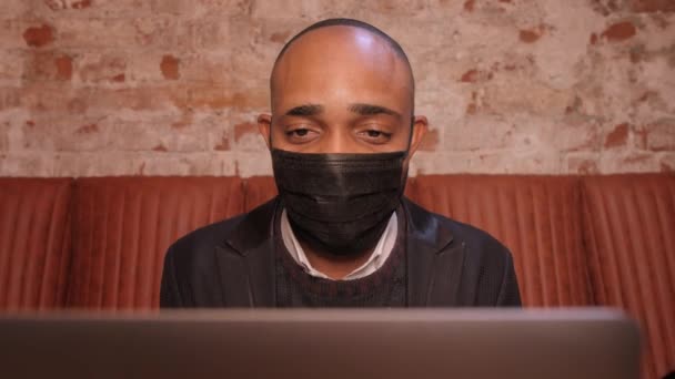 Αυτοπεποίθηση νεαρός Αφρικανός άνδρας ματιά σε βίντεο κάμερα συνέδριο καλώντας στο γραφείο, ευτυχής μικτή επιχειρηματίας φυλή μιλάμε κάνει online συνέντευξη για δουλειά βίντεο chat καθίσει στο γραφείο — Αρχείο Βίντεο