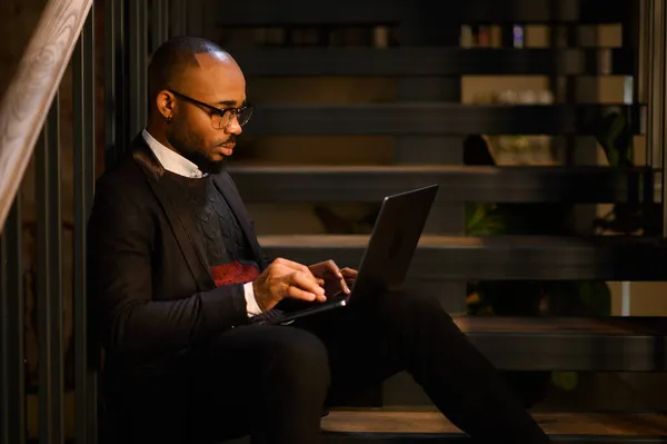 Confiante jovem homem africano olhar para webcam conferência vídeo chamando no escritório, feliz mestiço empresário falando fazendo vídeo online bate-papo entrevista de emprego sentar na mesa — Fotografia de Stock