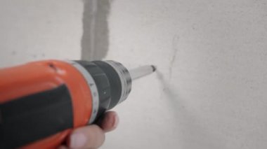 Tulumlu, elektrikli matkapla güzel bir kız.