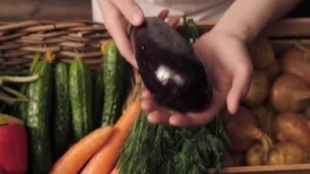 Organiczne warzywa. Farmerskie ręce ze świeżo zebranymi marchewkami. Świeże organiczne marchewki. Rynek owoców i warzyw — Wideo stockowe