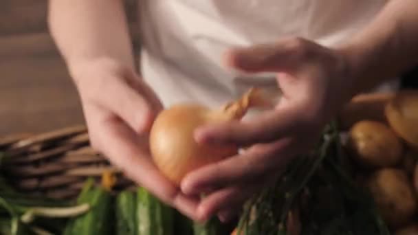 Organiczne warzywa. Farmerskie ręce ze świeżo zebranymi marchewkami. Świeże organiczne marchewki. Rynek owoców i warzyw — Wideo stockowe