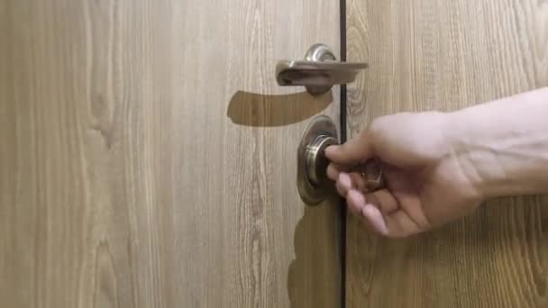 Egy férfi kinyitja az ajtót egy kulccsal. — Stock videók