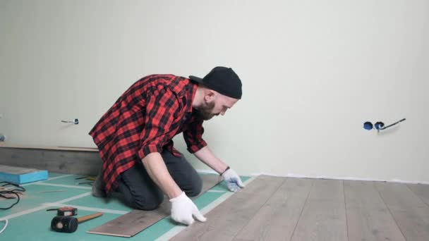 Réparation de l'appartement, pose de planchers stratifiés. Construction — Video