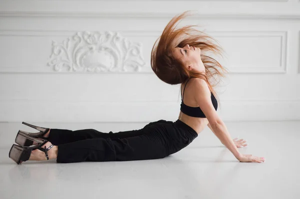 Direk dansı. Beyaz salonda dans eden genç moda kadını. — Stok fotoğraf