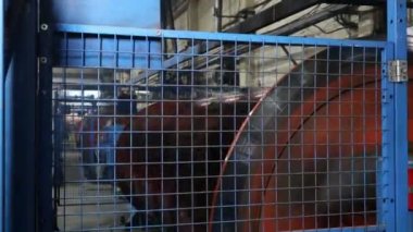 Bakır kablo bir skein içine bükülmüş. Bakır kablo üretim süreci. Kablo fabrikası