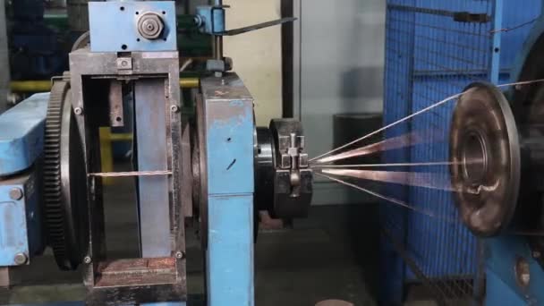 Productie van kabel draad in kabelfabriek close-up — Stockvideo