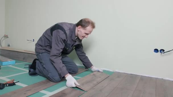 Repair of the apartment, laying laminate flooring. Construction — Stock Video