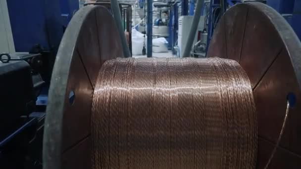 O cabo de cobre é torcido em uma meada. Processo de fabricação de cabos de cobre. Fábrica de cabos — Vídeo de Stock