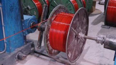 Bakır kablo bir skein içine bükülmüş. Bakır kablo üretim süreci. Kablo fabrikası