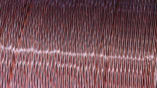 Kręcenie cewki z miedzianym zbliżeniem kabla. produkcja drutu. Kabel miedziany na bębnie zbliżeniowym — Wideo stockowe