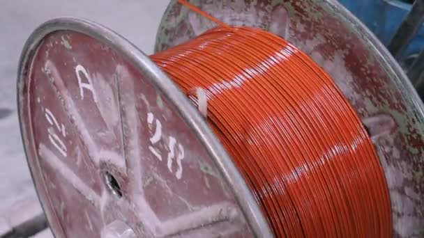 Медный кабель скручен в скейн. Процесс производства медных кабелей. Кабельная фабрика — стоковое видео