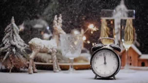 Het concept van het nieuwe jaar, op 12 oclock 's nachts, sterretjes branden, champagne — Stockvideo