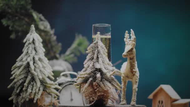 En dekorativ julgran, ett glas champagne rotera 360 grader. Nyårsinredning — Stockvideo