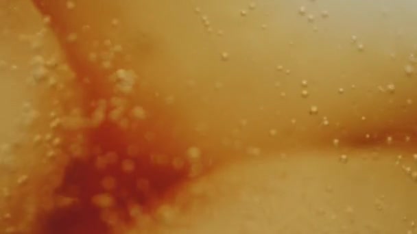 In einem Glas mit Eis Soda auf dunklen Hintergrund gießen — Stockvideo