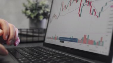 Makro yakın plan taşınıyor. Bir iş adamı dizüstü bilgisayarda klavye kullanıyor. İş, E-posta yazma, borsa analizi, hisse senedi alıntısı