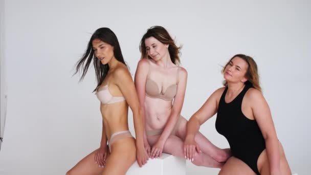 Group of women with different body and ethnicity posing together to show the woman power and strength. Curvy and skinny kind of female body concept — Stock Video