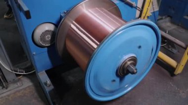 Yeni elektrik kablosu üreten fabrikanın içinde. Kablo üretimi