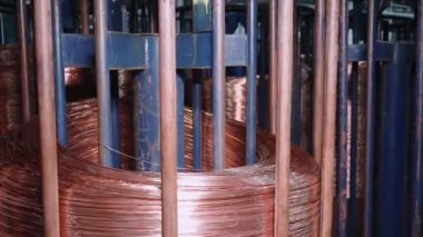 Yeni elektrik kablosu üreten fabrikanın içinde. Kablo üretimi