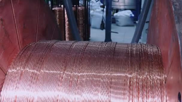 Производство кабельной проволоки на кабельном заводе — стоковое видео