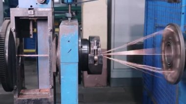 Yeni elektrik kablosu üreten fabrikanın içinde. Kablo üretimi