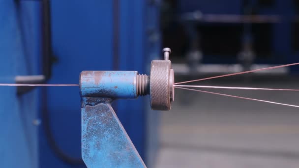 Производство кабельной проволоки на кабельном заводе — стоковое видео