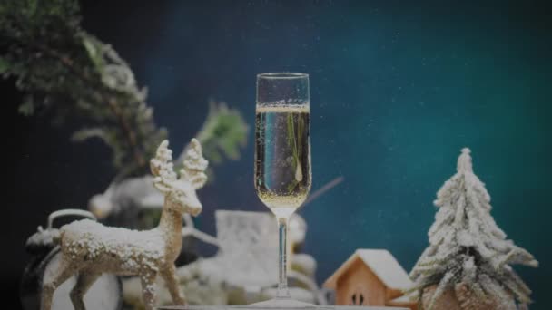 Kieliszek wina musującego w Nowym Roku. Szklanka szampana w świąteczny wieczór z rozmytymi bengalskimi światłami w tle. Pojęcie Nowy Rok i Boże Narodzenie — Wideo stockowe