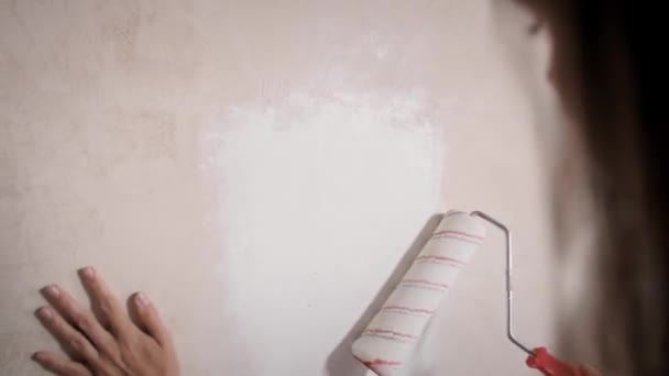 Feliz joven atractiva mujer pintando pared en apartamento — Vídeo de stock