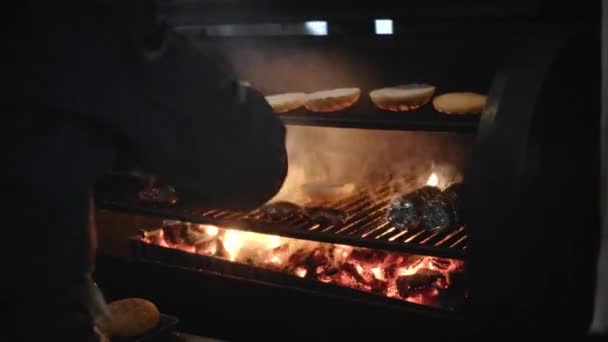 The chef cooking burger buns over an open fire — Vídeo de Stock