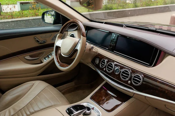 Interior branco de luxo de um carro premium — Fotografia de Stock